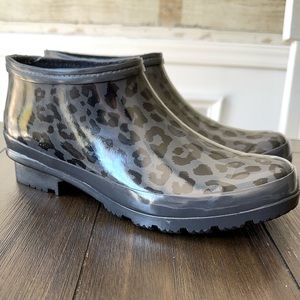 Roma Ankle Rain Booties Animal Print Black and Gray Size 9